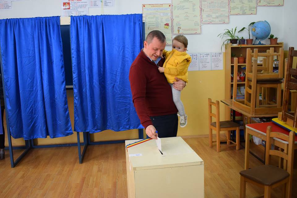 REFERENDUM PENTRU FAMILIE. Prefectul Darius Filip: Am votat azi cu gândul la România în care îmi doresc să crească copilul meu