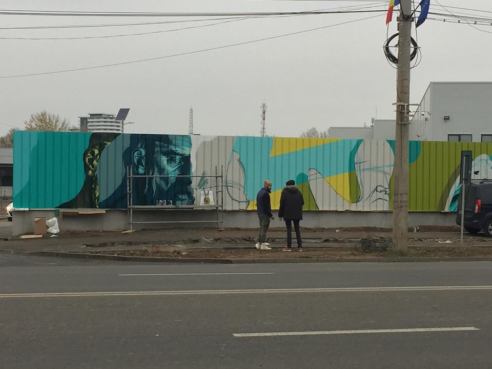 Afară-i vopsit gardul,  înăuntru-i ”leopardul”