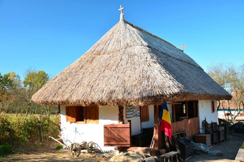 Surprinzătorul Muzeu de Artă Populară „Ligia Bodea” Iaz - adăpostește într-o veche casă țărănească una dintre cele mai mari colecții etnografice private din România