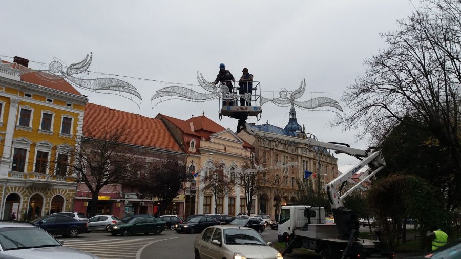 VIDEO/FOTO. Straie de SĂRBĂTOARE pentru orașul SATU MARE. Se montează iluminatul ornamental