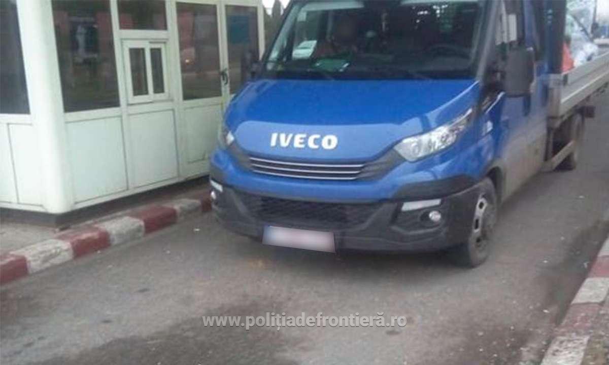 FOTO. Autoutilitară furată din Belgia, depistată la Petea. Șoferul are dosar penal
