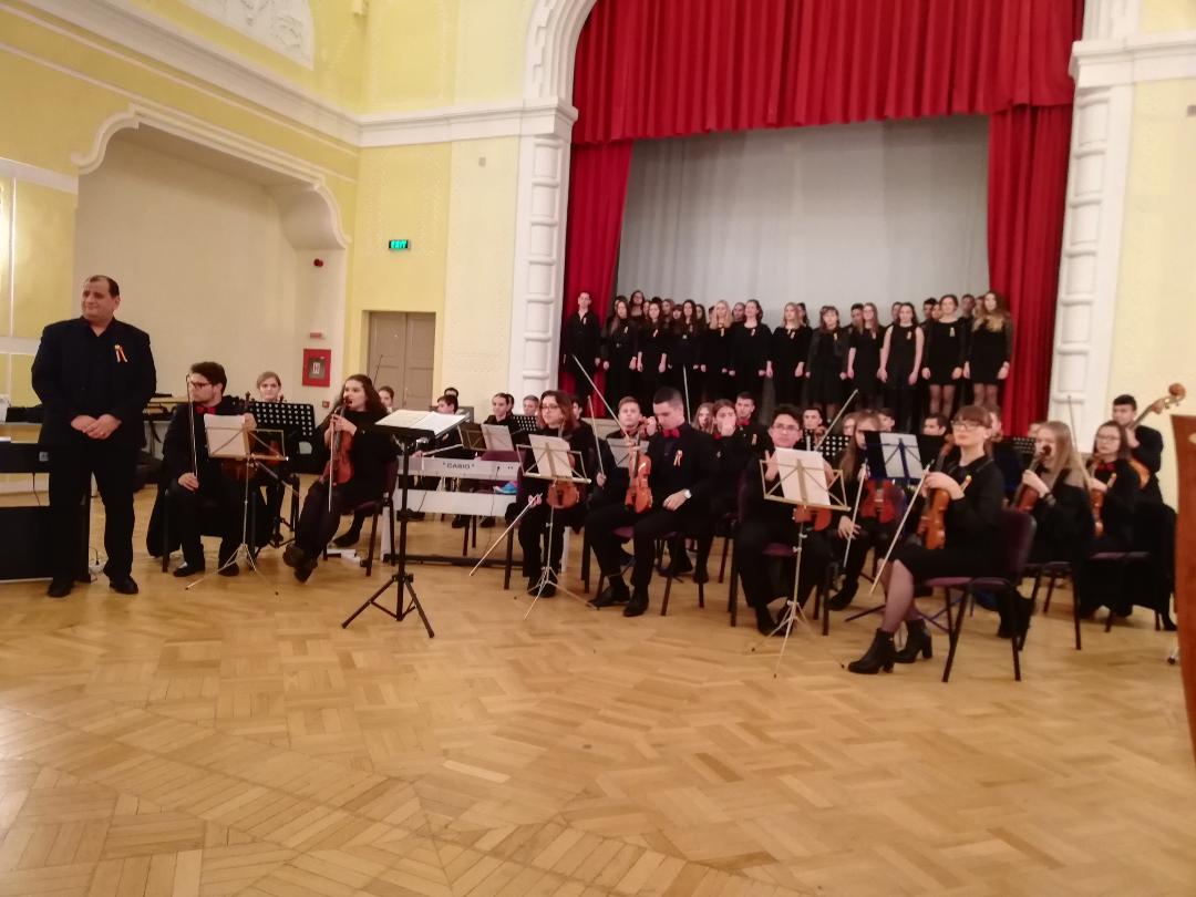 Liceul de arte AUREL POPP a organizat spectacolul extraordinar “100 de ani în 100 de minute”