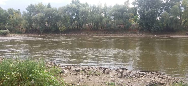 Se amenajează zona de promenadă între poduri