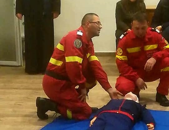 FOTOGALERIE. Așa se pot SALVA VIEȚI! Demonstrații de acordare al primului ajutor la Centrul de zi "Sfânta Tatiana"