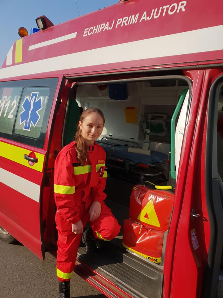 Tânăra care participă din pasiune la intervenții alături de pompieri