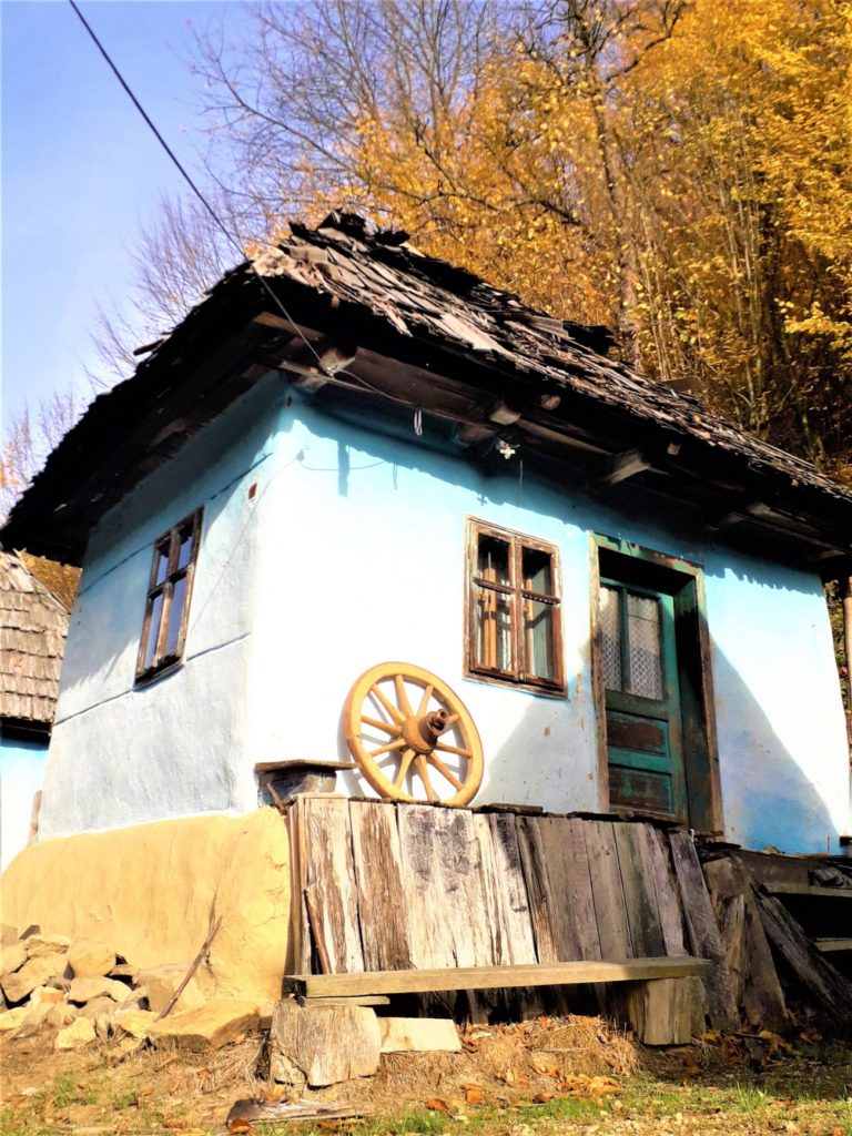 Case din lemn, vechi de peste un secol, transformate în pensiuni de un tânăr din Satu Mare