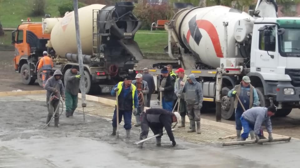 VIDEO/FOTO. Se toarnă BETON în groapa din Parcul UFO. Care e motivul