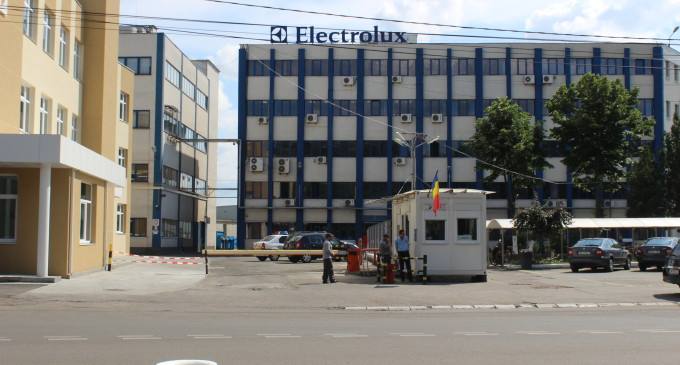 ULUITOR. Sponsorizare Electrolux pentru locatarii din blocul social de pe Ostrovului. La propunerea Primăriei