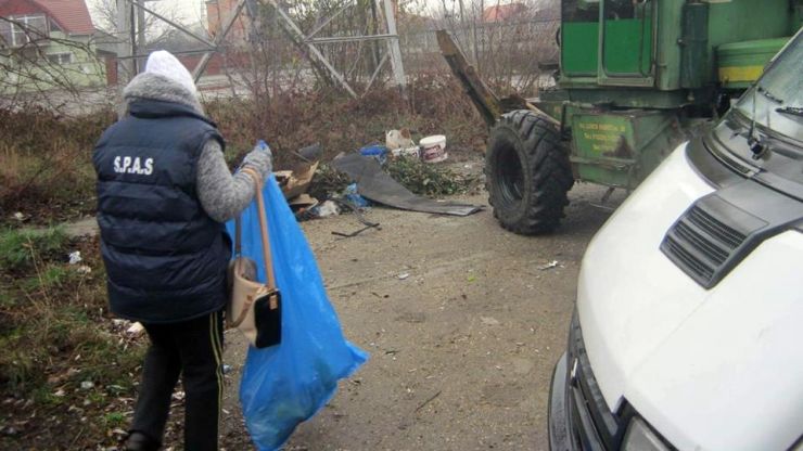 Trendy Flendy  - sau cum să aduni gunoiul, cu poşeta pe umăr, din postura de asistat social