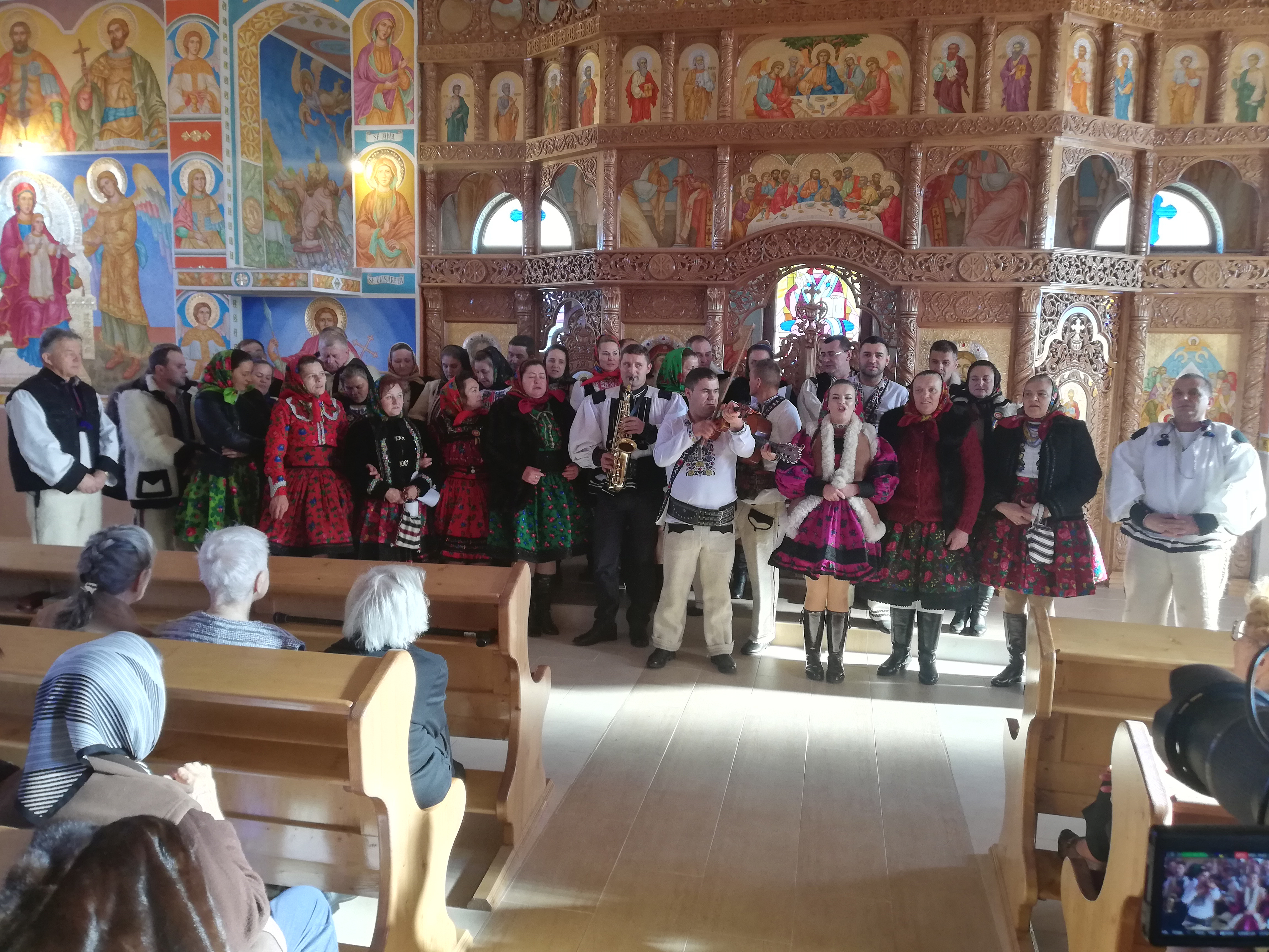 Colindătorii Asociaţiei socio-culturale ŢARA OAŞULUI i-au colindat pe beneficiarii Centrului de Servicii Sociale SFÂNTUL GHEORGHE din Românaşi