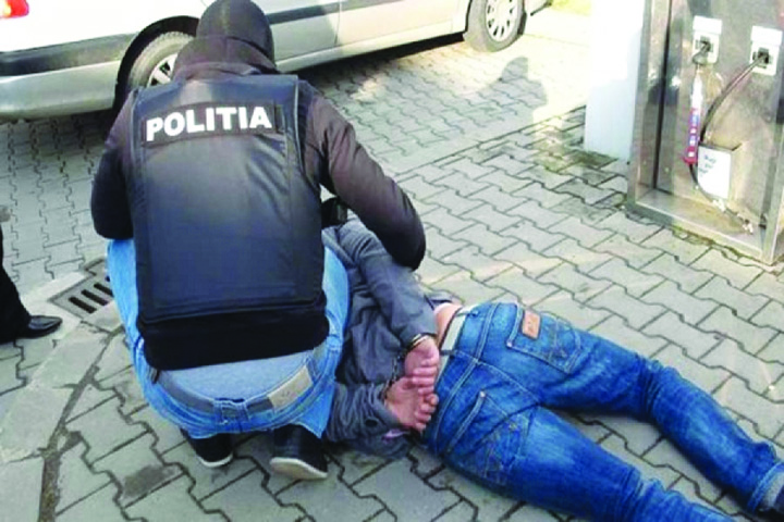 Transporta DROGURI cu taxiul. Cum a fost PRINS de polițiști