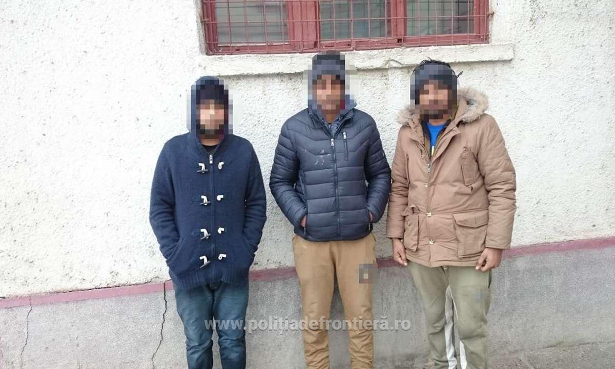 FOTO. ÎNAINTE  de CRĂCIUN. Două călăuze si trei migranti, opriti la frontieră