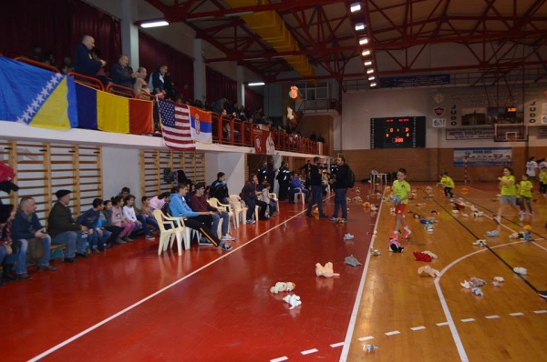 Hai la sală cu o jucărie de pluș!