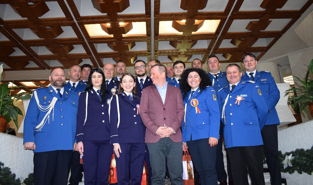 FOTO. Directorii de instituții, colindați de corul reunit al jandarmilor și polițiștilor