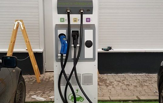 FOTO. PRIMELE stații de încărcare a MAȘINILOR ELECTRICE la Satu Mare. Unde sunt AMPLASATE