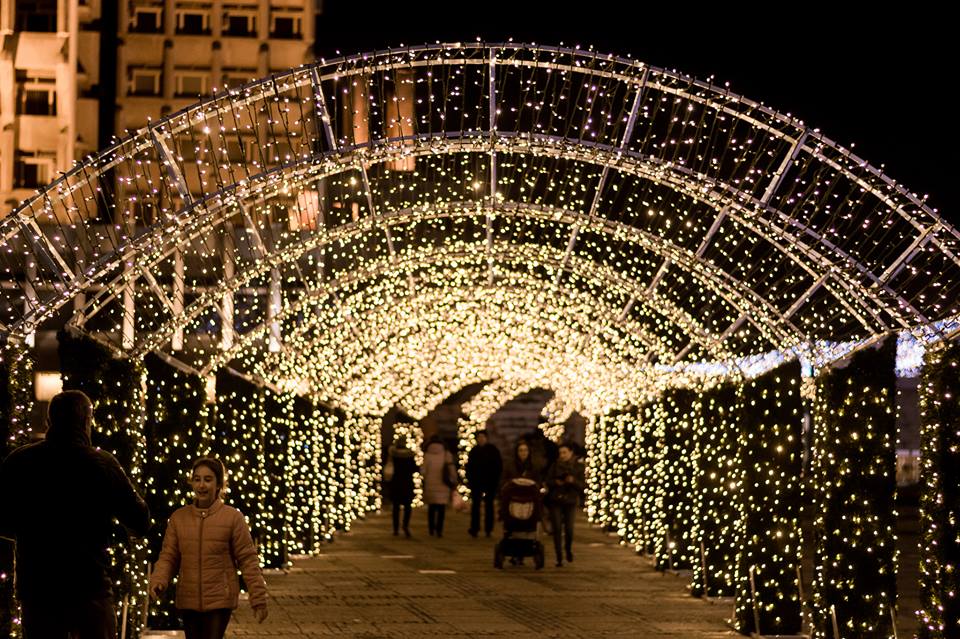 FOTOGALERIE. TUNELUL de LUMINI revine în ORAȘ. S-a deschis și PATINOARUL