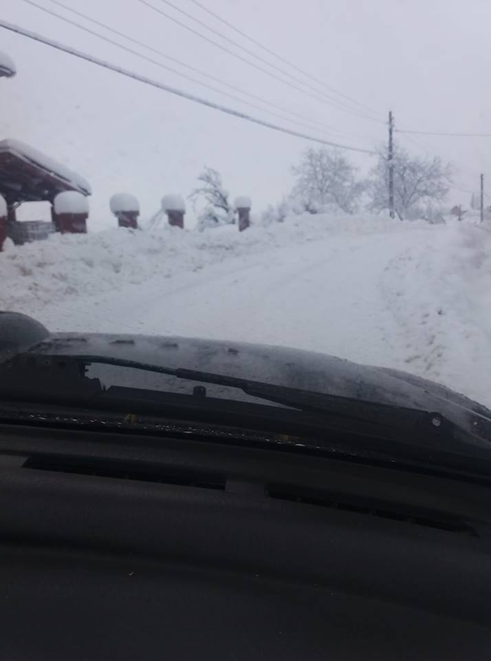 Inițiativă inedită! Un primar le pune la dispoziție bolizii de teren celor care au rămas înzăpeziți