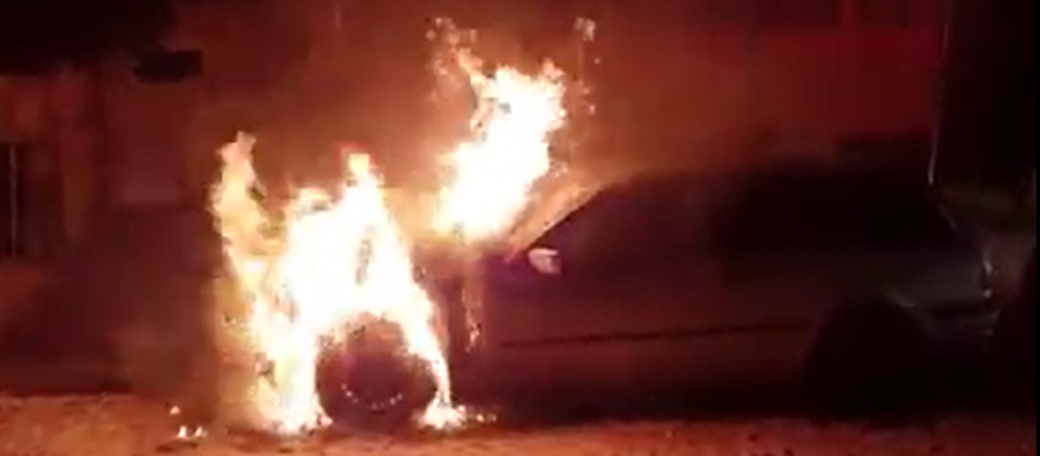 VIDEO. PANICĂ la Satu Mare. Autoturism ÎN FLĂCĂRI