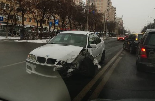 FOTO: Accident pe Drumul Careiului. Ciocnire între un BMW și un Opel