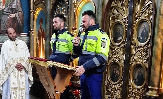 Polițiștii, în fața altarului