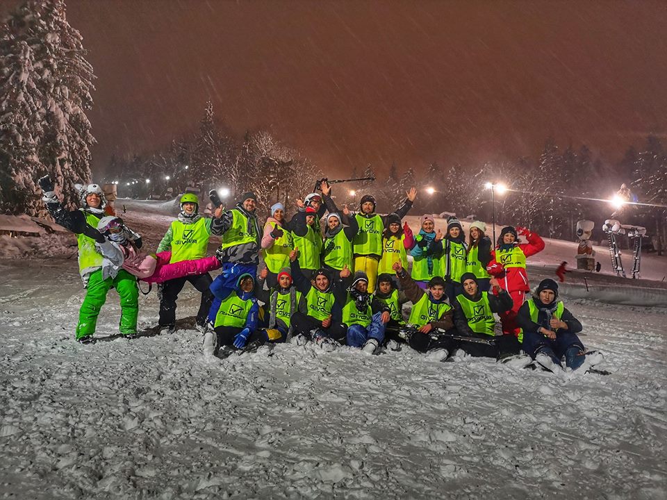 Copiii din centrele de plasament, învățați de Ionuț Stancovici să schieze