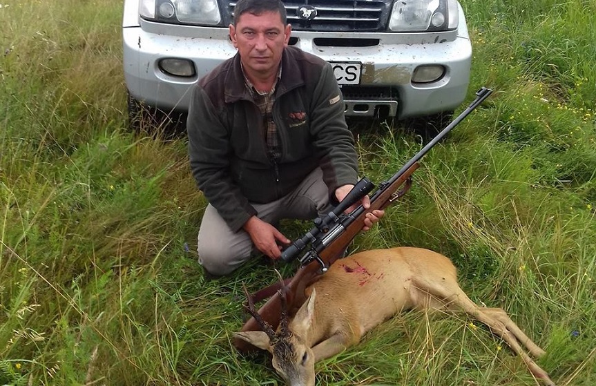 FOTO. ORIBIL. Un sătmărean a UCIS un PUI de CĂPRIOARĂ apoi a postat poza pe Facebook