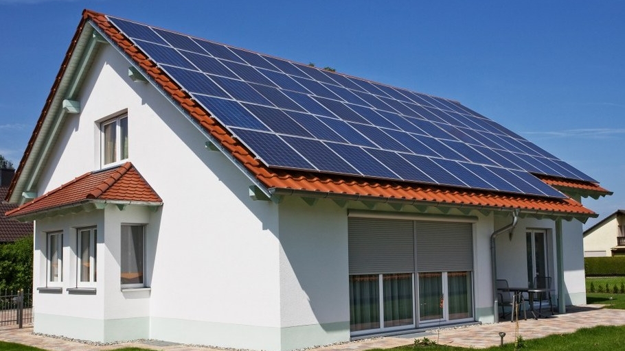 ÎN CURÂND! Programul prin care statul oferă bani celor care doresc să pună fotovoltaice acasă