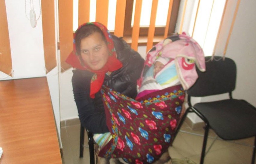 FOTO. Mall-ul NEPI atrage CERȘETORI din ALTE județe. Cu BEBELUȘI în brațe