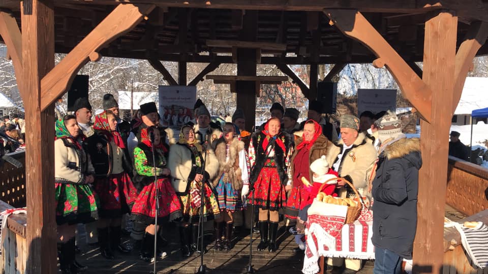 VIDEO/FOTO. Tradiții păstrate cu sfințenie în Oaș. A XXI-a ediție a Festivalului Datinilor şi Obiceiurilor de Iarnă