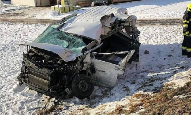 FOTO. ACCIDENT GRAV! Microbuz cu ROMÂNI, SPULBERAT de un TIR