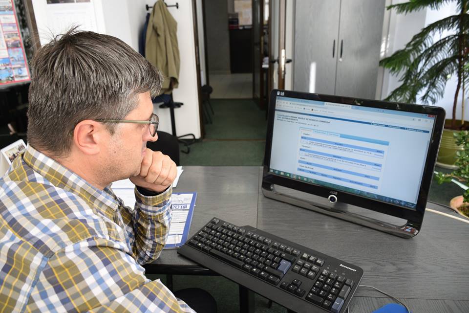 Tot mai mulți sătmăreni aleg să plătească impozitele online!