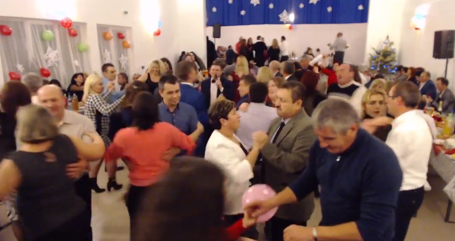 FOTO. SUPER-PETRECERI de REVELION. Atât în localuri, cât și în sufragerii