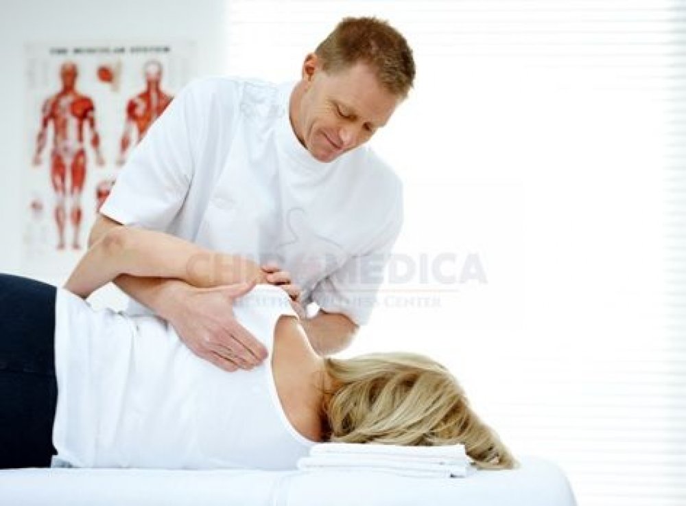 CHIROMEDICA Health Center propune terapia prin chiropractică pentru spondiloză, hernie de disc și orice durere de spate
