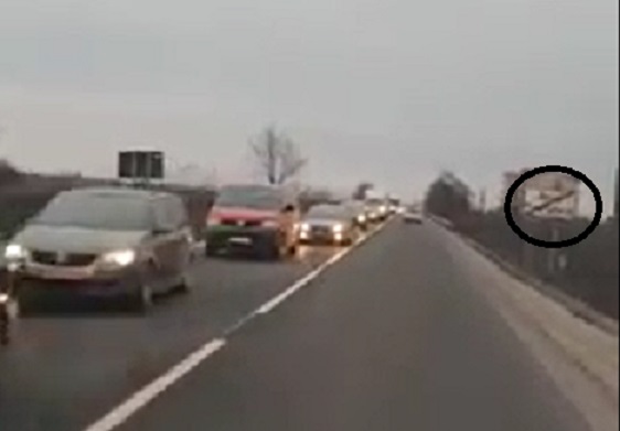 VIDEO INCREDIBIL. Cozi KILOMETRICE la PETEA. EVITAȚI această vamă