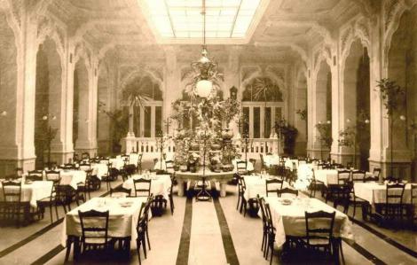 Sala de bal a fostului hotel Pannonia găzduieşte astăzi una dintre cele mai frumoase Filarmonici din ţară