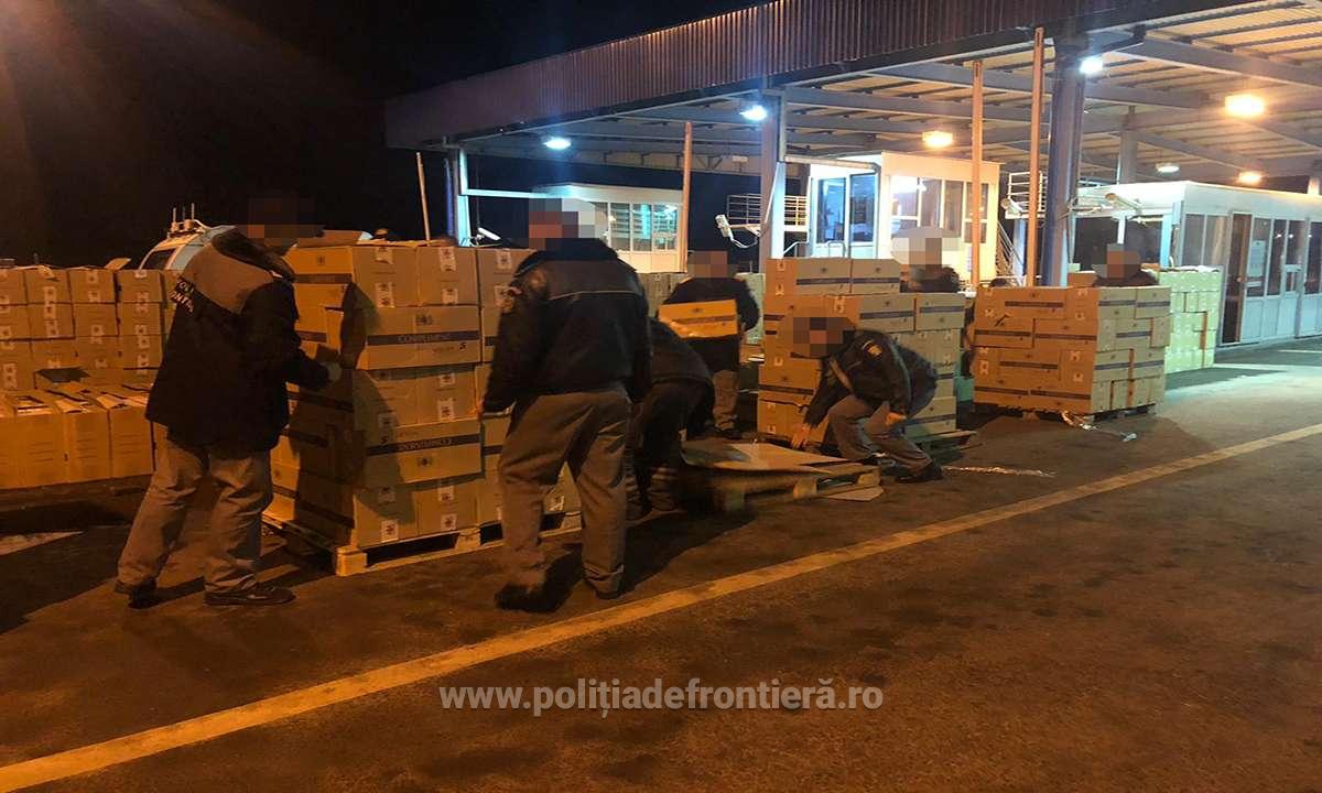 VIDEO/FOTO. Contrabandă cu TIR-ul. Peste 400.000 de pachete cu ţigări, depistate într-un automărfar la Halmeu