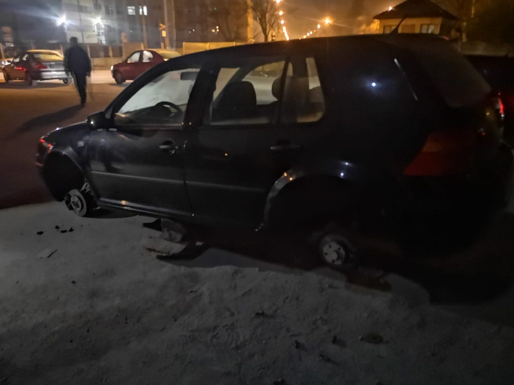 Incredibil! I-au ”desculțat” mașina