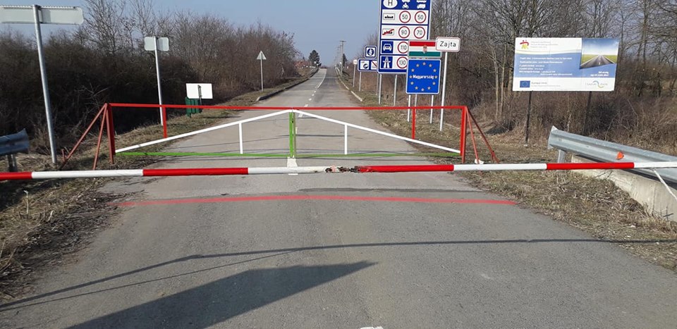 O poveste încâlcită,  la frontieră