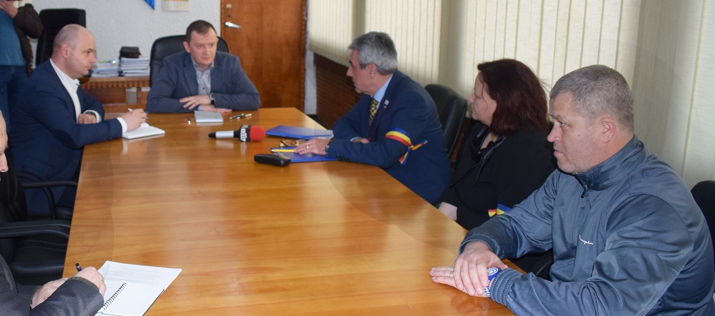 Dascălii sătmăreni, nemulțumiți, s-au prezentat la Prefectură să-și spună păsurile