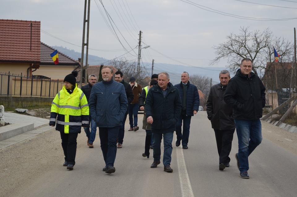 FOTOGALERIE. Un drum de PĂMÂNT din județul Satu Mare, IMPRACTICABIL iarna, TRANSFORMAT complet!