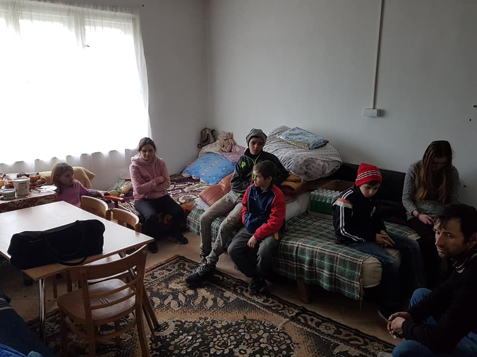 MOBILIZARE!!! Șapte COPII, rămași sub CERUL LIBER, au nevoie de AJUTOR. Momente CUMPLITE