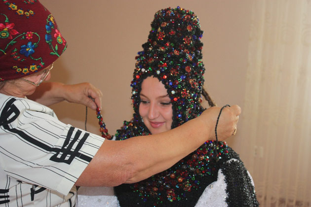 Ritualuri oşeneşti – împletitul şi împodobirea capului miresei
