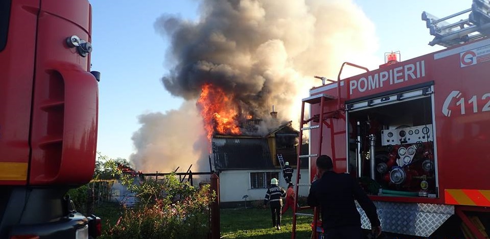 FOTOGALERIE. O nouă casă DISTRUSĂ din NEPĂSARE. A ARS ca o torță