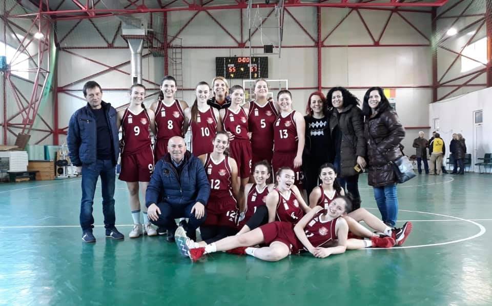 Victorie pe terenul liderului pentru fetele de la  LPS