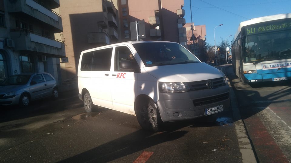 FOTOGALERIE. Șoferul unei autoutilitare inscripționate KFC, ACUZAT că a călcat în picioare atât CODUL RUTIER, cât și cel al BUNULUI SIMȚ