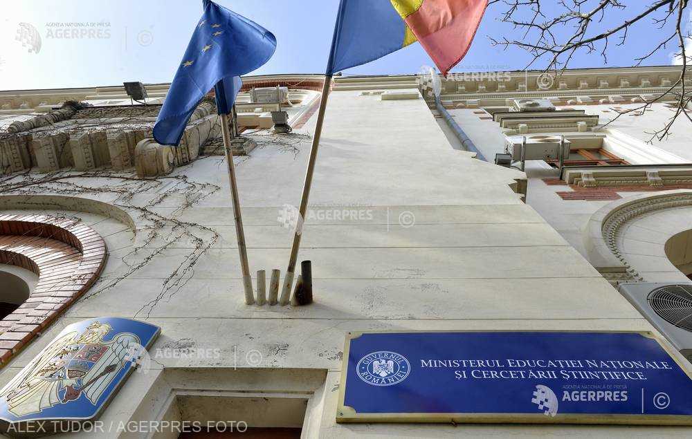 Ministerul Educaţiei caută profesori pentru evaluarea proiectelor de manuale şcolare