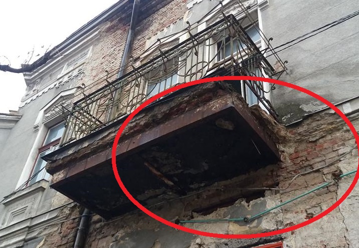 FOTO. PERICOL în zona CENTRALĂ a Sătmarului. Cad CĂRĂMIZI de pe o clădire
