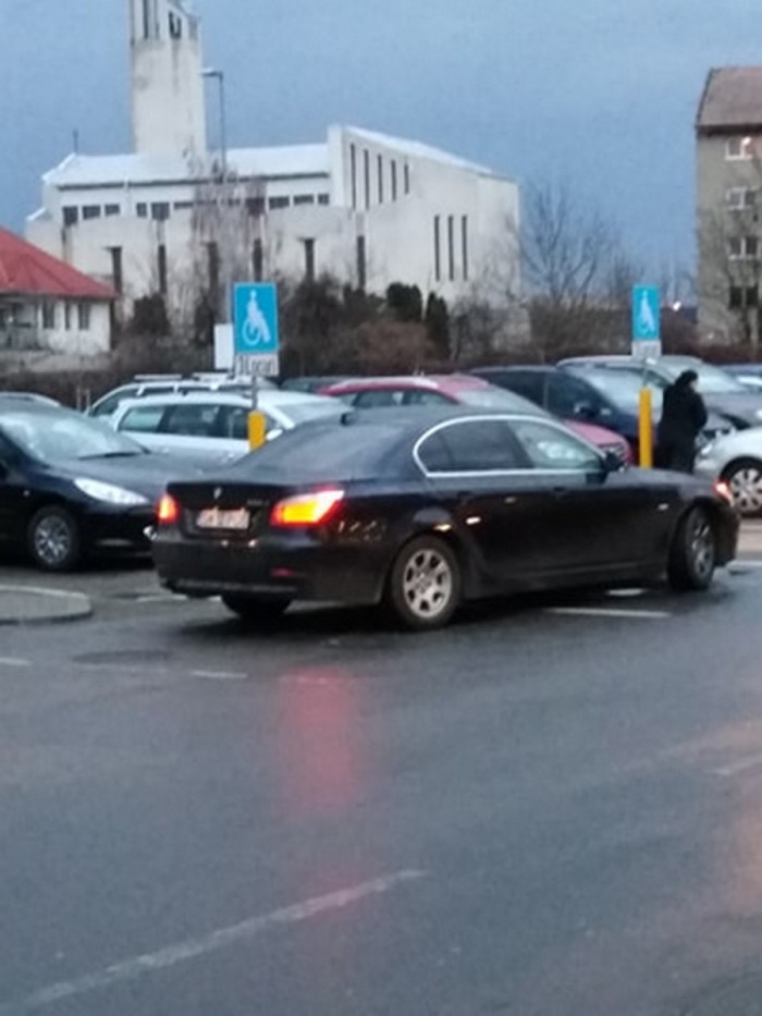 Au şi cei din Carei cocalarii lor- unul cu BMW a parcat, ocupând toate locurile rezervate persoanelor cu handicap!