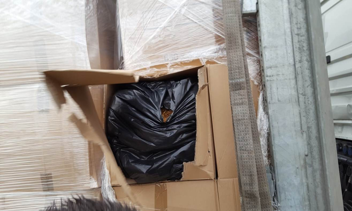 VIDEO/FOTO. Captură RECORD. O TONĂ de tutun, ASCUNSĂ printre cutii cu detergenți lichizi, confiscată la Petea