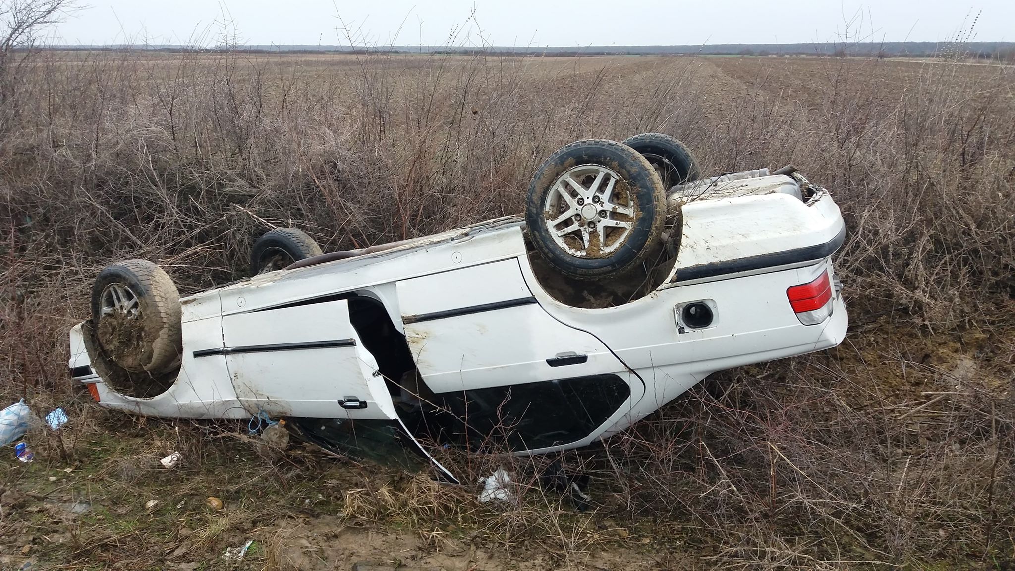 VIDEO/FOTO. Accident SPECTACULOS în Gelu. S-a răsturnat cu mașina. Șoferul, cu permisul SUSPENDAT